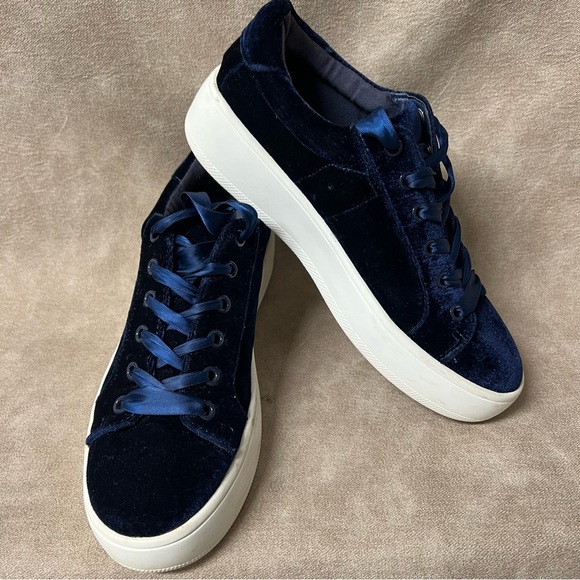 Steve Madden Blue Velvet Satin Snickers Sz 6 - Picture 2 of 8